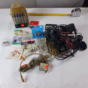 lot 92 image: Large lot of electronic cables and connectors