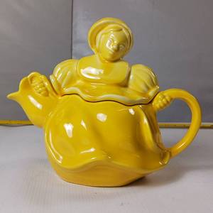 lot 99 image: Red Wing Vintage Tea Pot - #260 Katiena Dutch Girl from 1940s