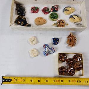 lot 123 image: Vintage ceramic buttons collection