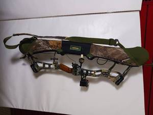 lot 125 image: Mossy Oak X  PSE Compound Bow  Tru Glo Site -
