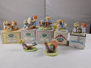 lot 172 image: 9 Cabbage Patch Figurines Collection
