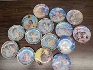 lot 158 image: Large Lot of Collector Plates  Dreamscicle Special Friends  Hand Numbered