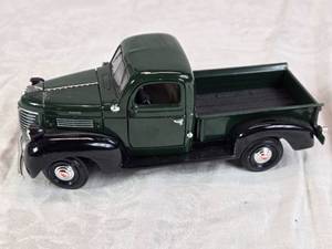 lot 3 image: Motor City Classics 124 Scale 1941 Plymouth Truck Model