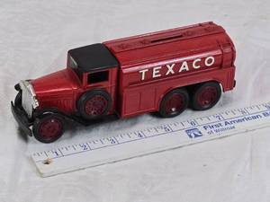 lot 7 image: Texaco 1930 Diamond T 2 12 Ton Die-Cast Bank Truck by Ertl