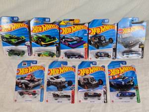 lot 29 image: Hot Wheels Die-Cast Cars Collection including RD-06, Salt Shaker, GT-Scorcher, Max Steel, and More