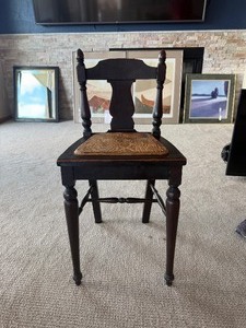 lot 43 image: Antique Chair
