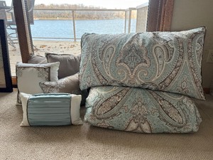 lot 51 image: King Size Bedding