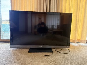 lot 56 image: 60 Sony TV