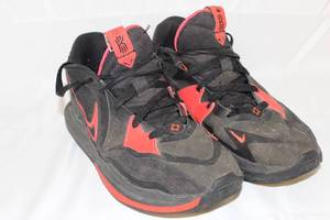 lot 131 image: Nike shoes