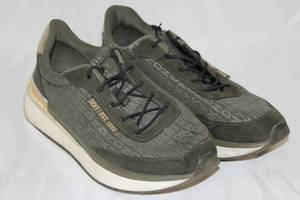 lot 132 image: DKNY Sneakers