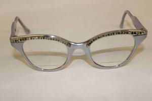 lot 138 image: Glasses