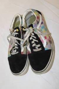 lot 107 image: Vans shoes