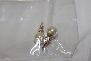 lot 118 image: Pearl costume earings