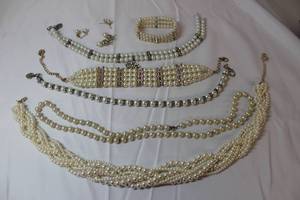 lot 213 image: Pearl Jewlery