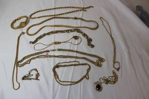 lot 214 image: Gold Jewlery