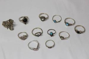 lot 222 image: Fashion Rings