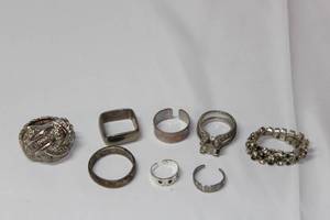 lot 223 image: Fashion Rings