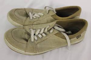 lot 111 image: Keds shoes