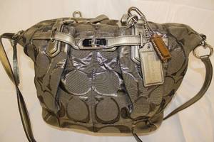 lot 41 image: Designer Purse