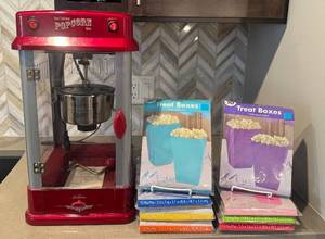 lot 66DD image: LL - Sunbeam Popcorn Maker with 60 Popcorn Treat Boxes Assorted Colors