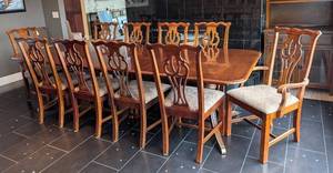 lot 3 image: ML - Thomasville Dining Table with 2 Leaves, 10 Upholstered Chairs, and Table Pads