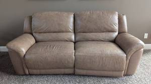 lot 86 image: ML -Power  Reclining Leather Sofa with Dual Recliners