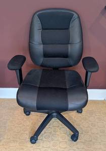 lot 95 image: O - Adjustable Office Chair with Padded Armrests and Black Mesh Upholstery