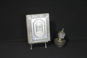 lot 122 image: Ornate Silver Judaica Book Stand with Decorative Dreidel