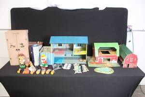 lot 262 image: Collection of Vintage Tin Dollhouses, Barns, and Toys