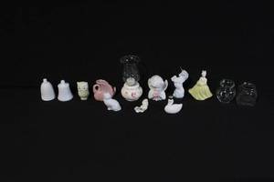 lot 275 image: Lot of 11 Decorative Ceramic and Glass Figurines and Miniatures