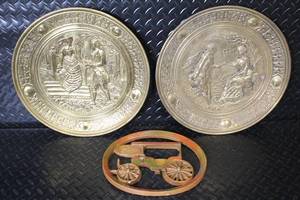 lot 276 image: Set of 2 Vintage Embossed Brass Wall Plates and Wooden Camptop Phaeton Decor