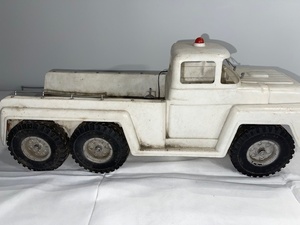 lot 197 image: Vintage Eldon 6-Wheel Plastic Toy Truck with Red Light