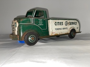 lot 204 image: Vintage Cities Service Tin Toy Tow Truck LMC Towing Service