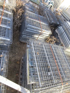 lot 102 image: Pallet Rack Wire Decking Approx. 55pcs 42  25pcs 48