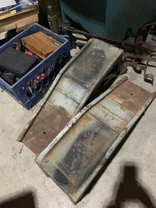 lot 8 image: Vehicle ramps