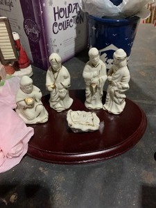lot 25 image: Manger scene, scentsy warmer, x-mas deco