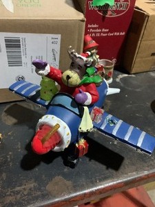 lot 26 image: Christmas decor