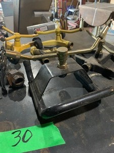 lot 30 image: Sprinklers, garden tools