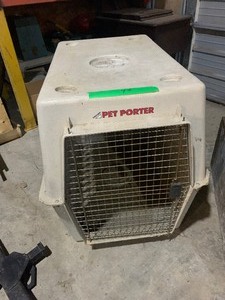 lot 43 image: Large pet kennel