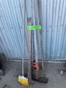 lot 54 image: Misc yard tools