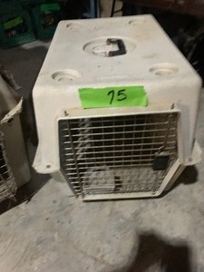 lot 75 image: Small pet kennel