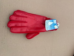 lot 86 image: Ladies Gloves