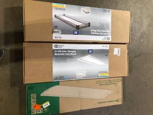 lot 28 image: Assorted Flush Mount Lights customer Returns see pictures