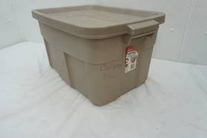 lot 40 image: Rubbermaid Storage Tote 24 Gallon. With Lid