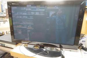 lot 54 image: Samsung 42 Plasma TV