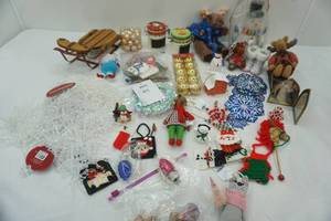 lot 77 image: Christmas Decor, Ornaments and Craft Items