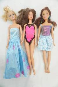 lot 116 image: (3ct) Barbies
