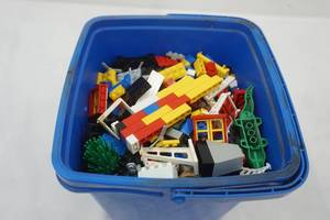 lot 129 image: Container of Legos