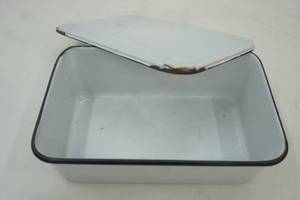 lot 167 image: Vintage Enamel Bin with Lid 12.5x8x4
