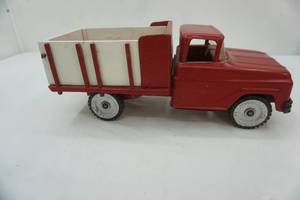 lot 169 image: Vintage Tonka Farms Toy Stake Cattle Truck (re-painted)